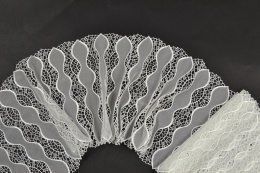 Kremowa koronka na tiulu 0,5mb