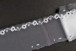 Delikatny biały haft na tiulu 0,8m