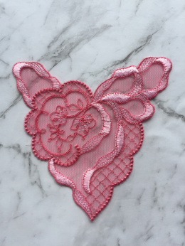 Haftowane różowe aplikacje