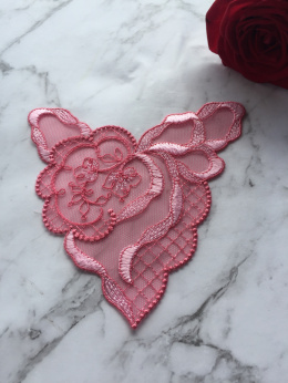 Haftowane różowe aplikacje