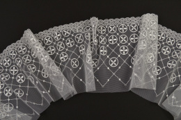 Kremowa koronka na tiulu 0,6mb