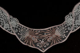 Aplikacje haftowane na tiulu róż/ biel 2szt.