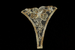 Beżowo białe aplikacje na tiulu 2szt.