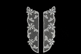 Białe aplikacje gipiurowe, kołnierzyk, pary