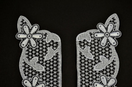 Białe aplikacje gipiurowe, kołnierzyk, pary