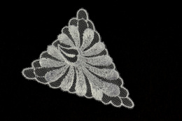 Białe aplikacje na tiulu 2szt.