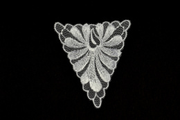 Białe aplikacje na tiulu 2szt.