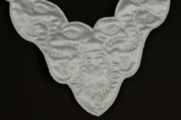 Duża śnieżnobiała aplikacja 1szt.