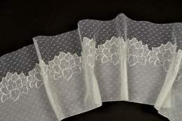 Kremowa koronka haftowana na tiulu 1mb