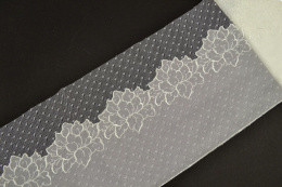 Kremowa koronka haftowana na tiulu 1mb