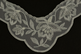 Kremowe aplikacje haftowane na tiulu 2szt.