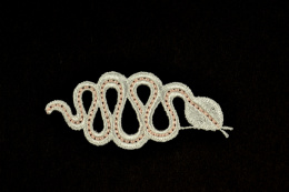 Kremowo różowe aplikacje gipiurowe pary węże