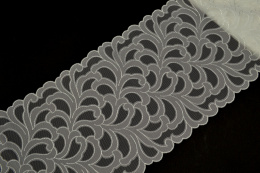 Kremowy haft na tiulu 1mb