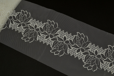 Kremowy haft na tiulu w kwiaty 1mb