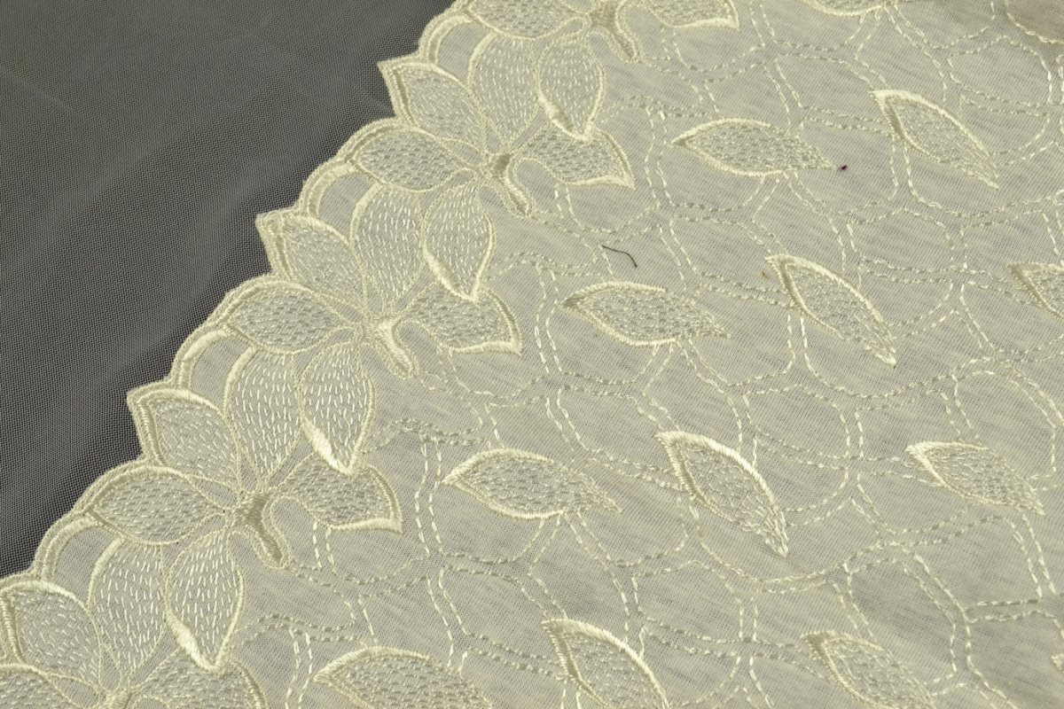 Material in ivory color 1.2m cotton / tulle