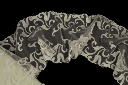 Kremowy stabilny haft na tiulu 0,5mb