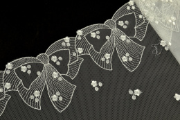 Śliczny kremowy haft w kokardki 0,5mb