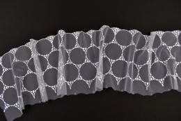 Szeroki biały haft na tiulu 0,5mb