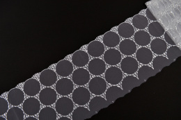 Szeroki biały haft na tiulu 0,5mb