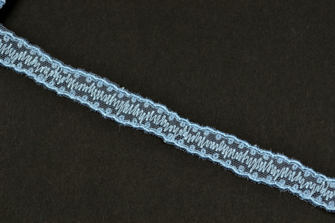 Wąski błękitny haft na tiulu 1mb