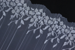 Elastyczny biały haft, srebrny wzór 0,5mb