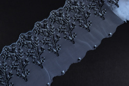 Elastyczny niebieski haft na tiulu 1mb