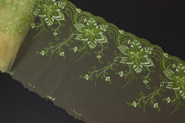 Haft na beżowym tiulu, zielone kwiaty 0,5mb