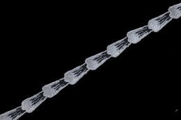 Kremowy wąski haft na tiulu 1mb