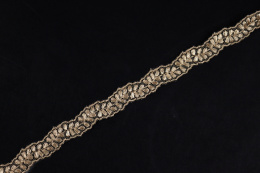 Wąski beżowy haft na tiulu 0,5mb