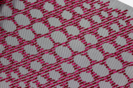 Amarantowy haft na czarnym tiulu 0,5mb