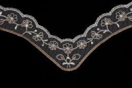 Aplikacja na białym tiulu, kołnierzyk 1szt.