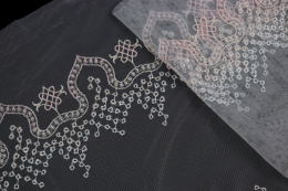 Biało różowy haft na stabilnym tiulu 0,5mb