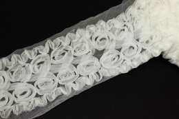 Biały haft na tiulu, róże 3D 0,5mb