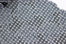 Czarno biały haft w róże 0,8mb