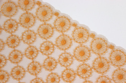 Haft na beżowym tiulu, nić bawełniana 0,5mb