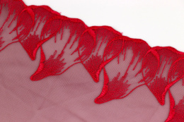 Haft na bordowym, stabilnym tiulu 0,5mb