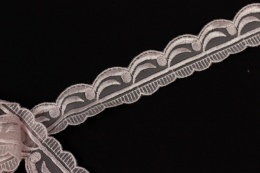 Jasnoróżowa tasiemka ozdobna, haft na tiulu 0,5mb