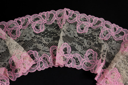 Koronka haftowana na beżowym tiulu, pastelowy róż 0,5mb