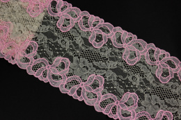 Koronka haftowana na beżowym tiulu, pastelowy róż 0,5mb