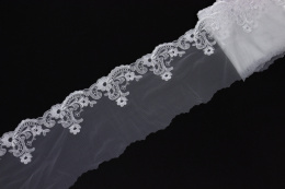 Miękki biały haft na elastycznym tiulu 0,5mb