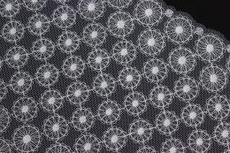 Śnieżnobiały haft z bawełnianą nicią 0,5mb