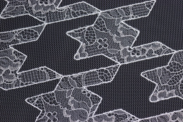 Śnieżnobiały haft z koronkowym wzorem 0,5mb