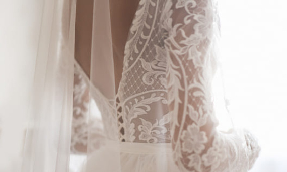 Koronka na tiulu do sukni ślubnej – sprawdź jak stworzyć wyjątkową kreację na swój ślub!