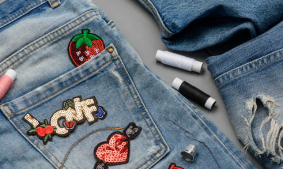 Naszywki na ubrania – poznaj sposoby jak je przykleić?