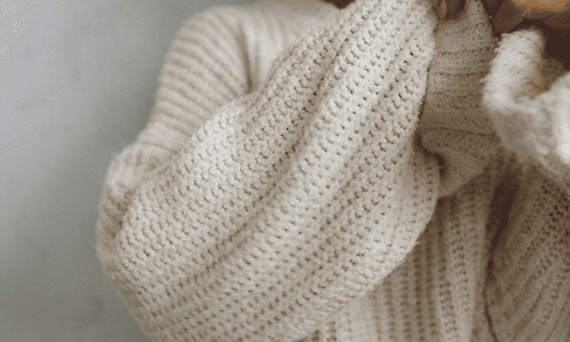 Sweter z koronkowymi dodatkami - poznaj pomysły jak go ozdobić