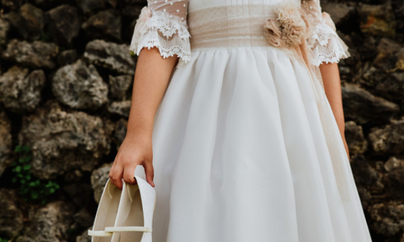 Uszycie sukienki komunijnej - sprawdź z jakich materiałów najlepiej skorzystać!