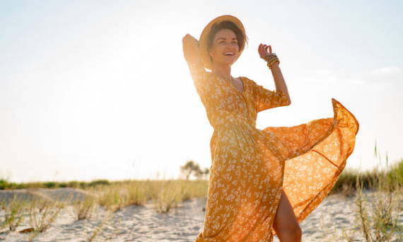 Zwiewna sukienka na lato — jakie materiały warto wykorzystać?