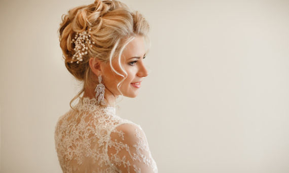 Jak dopasować narzutę ślubną do kroju sukni? Poradnik przyszłej panny młodej